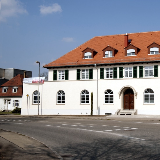 2011 Die ehemalige historische Behrkantine wird aufwändig restauriert und mit einem Hotel/Restaurant wiedereröffnet. Behr feiert sein 100-jähriges Firmenjubiläum.